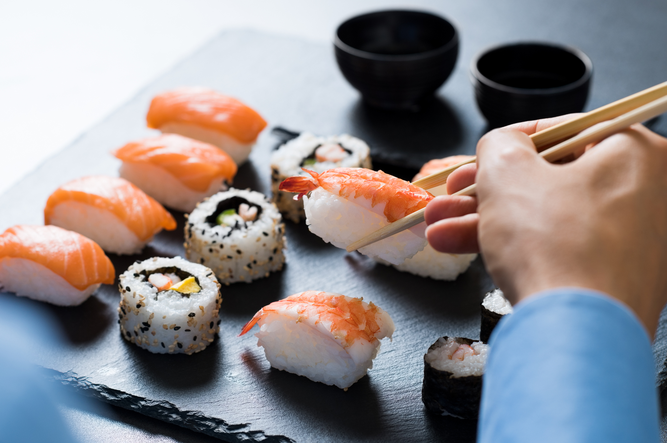 Дует с суши на океан. Еда суши. Японская еда суши. Суши и роллы в Японии. Роллы японское блюдо.