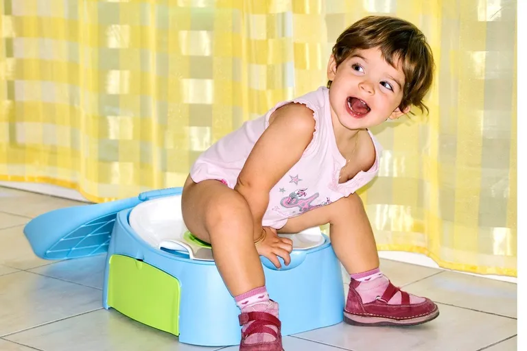 Prema Mayo klinici, u dobi od 18 do 24 mjeseca, mnoga djeca pokazuju početne znakove spremnosti za odvikavanje od pelena, poput znatiželje o kupaonici ili prepoznavanja kada su njihove pelene prljave.