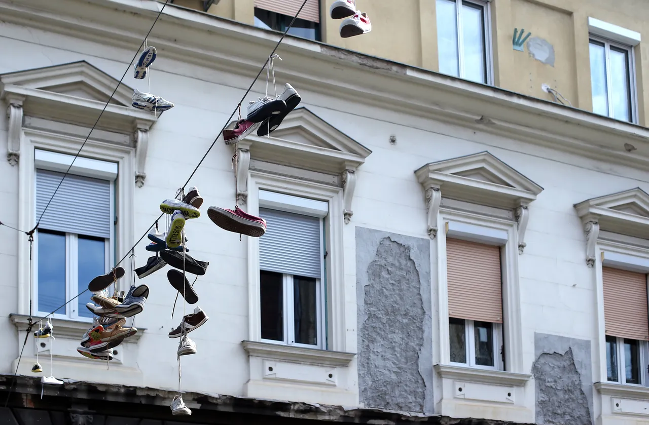 Nesvakidašnji prizor: u centru Zagreba osvanula instalacija s tenisicama