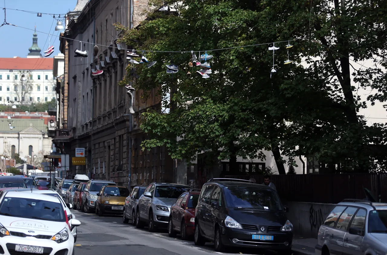 Nesvakidašnji prizor: u centru Zagreba osvanula instalacija s tenisicama