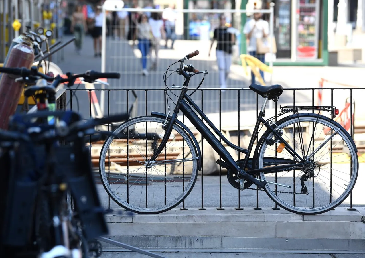 Bicikli na sve strane: U nedostatku parkirališta, vlasnici se snalaze kako znaju