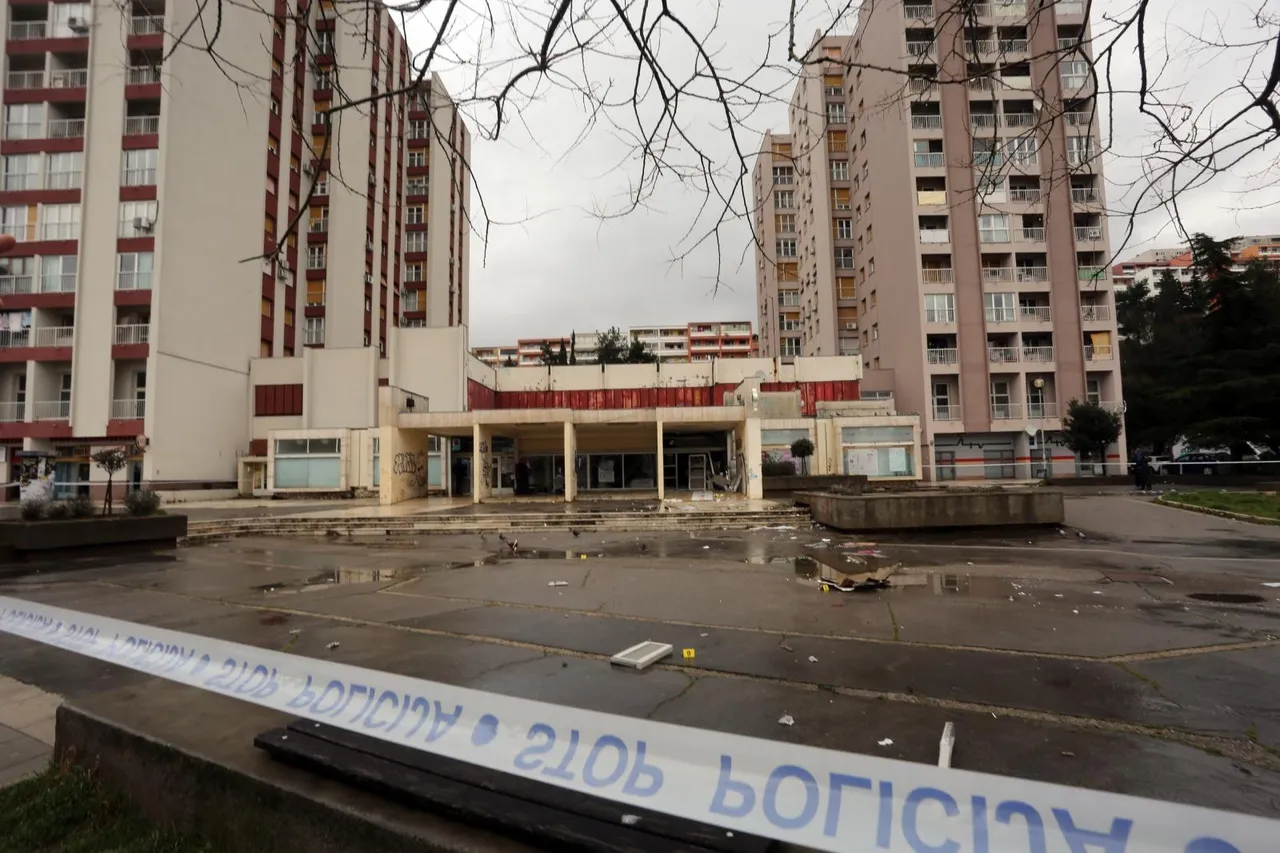 Nepoznati počinitelji raznijeli bankomat u zgradi robnog centra Vežica