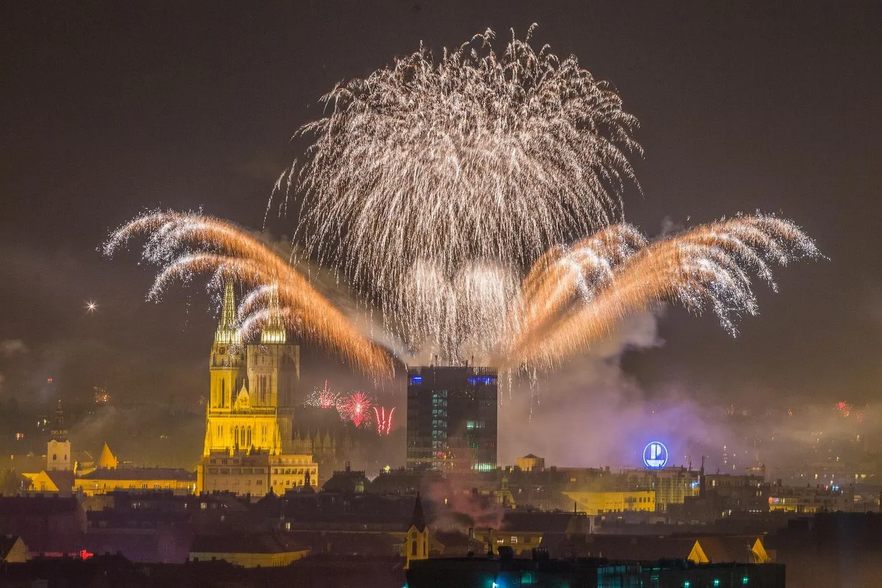 Novogodišnji vatromet na nebu iznad Zagreba