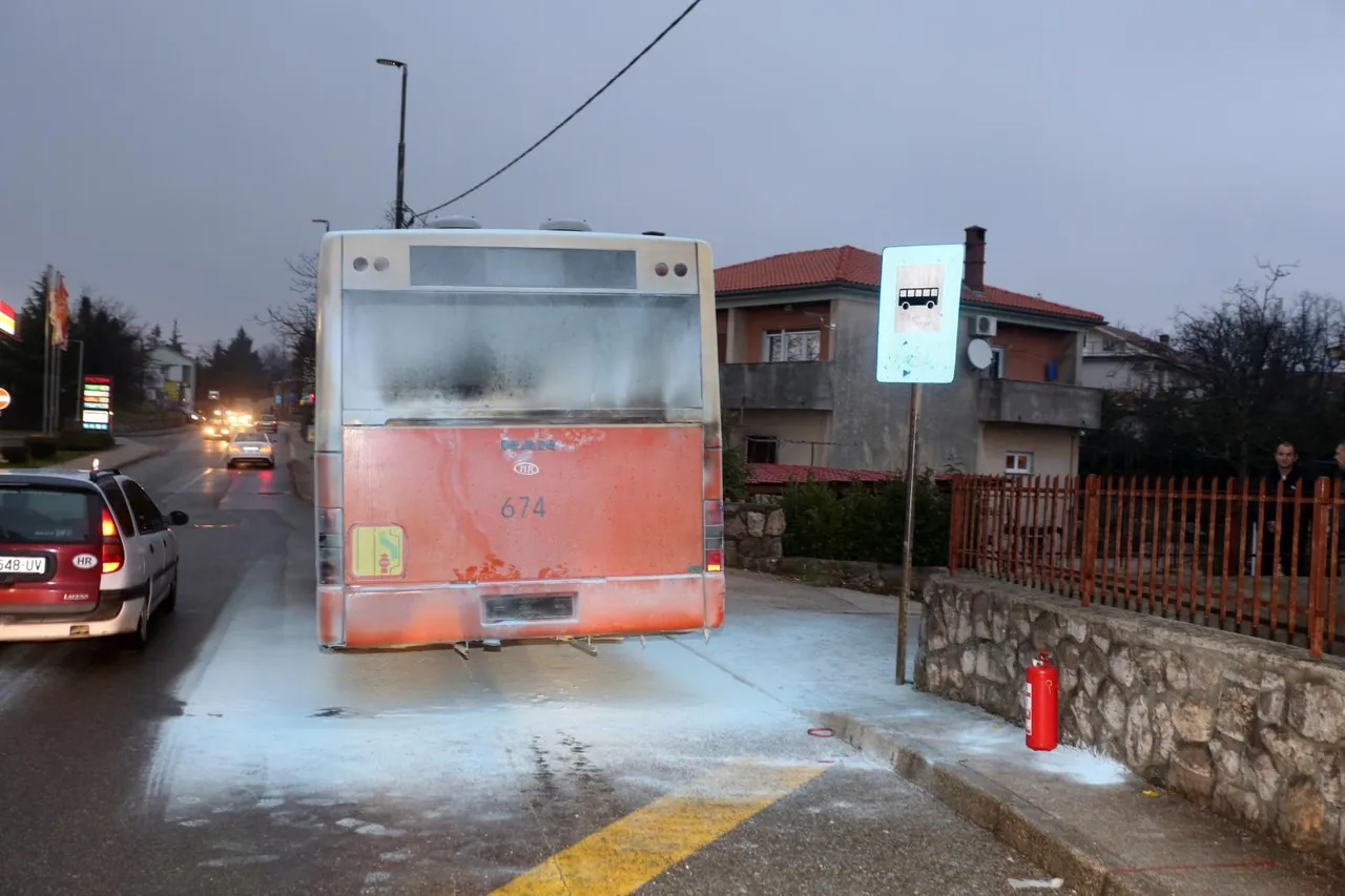 U Rijeci je planuo autobus