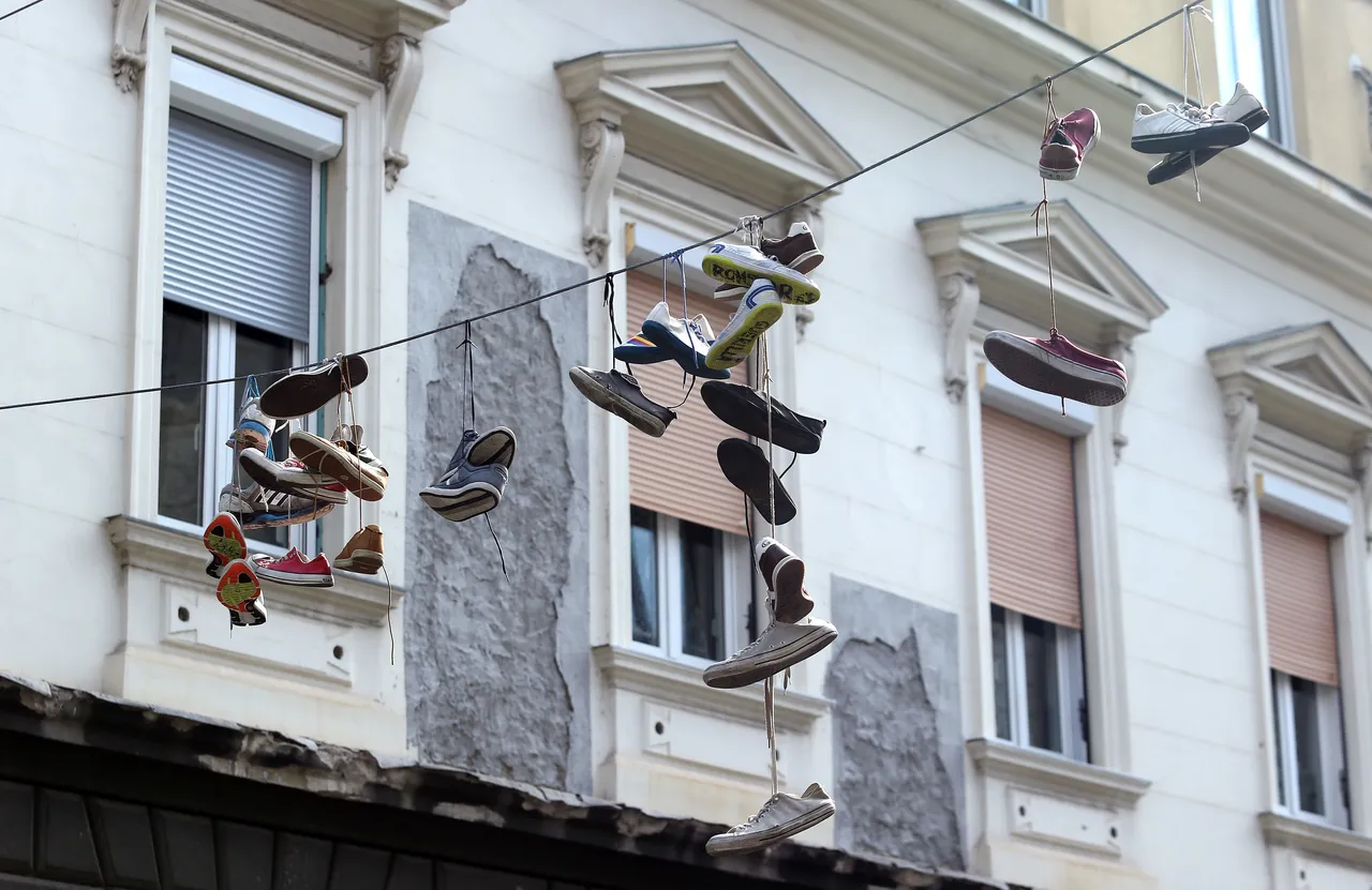 Nesvakidašnji prizor: u centru Zagreba osvanula instalacija s tenisicama