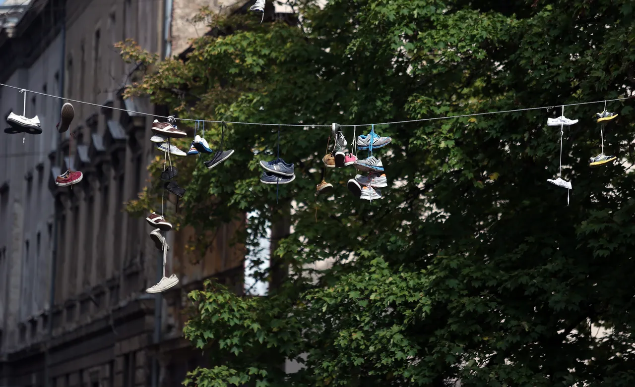Nesvakidašnji prizor: u centru Zagreba osvanula instalacija s tenisicama