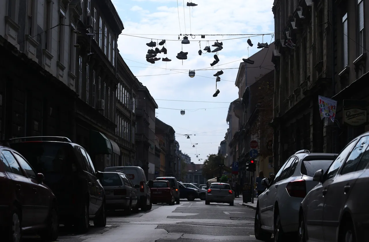Nesvakidašnji prizor: u centru Zagreba osvanula instalacija s tenisicama