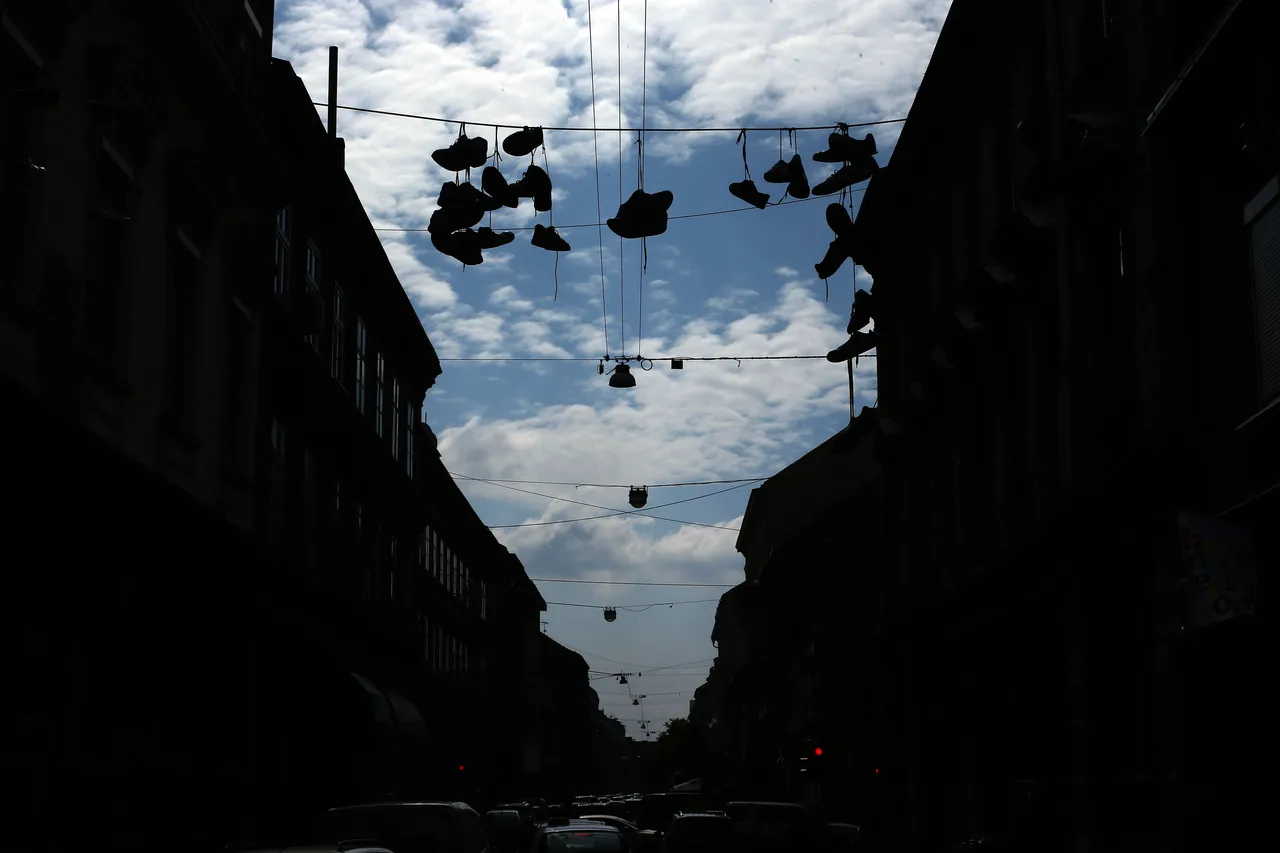 Nesvakidašnji prizor: u centru Zagreba osvanula instalacija s tenisicama