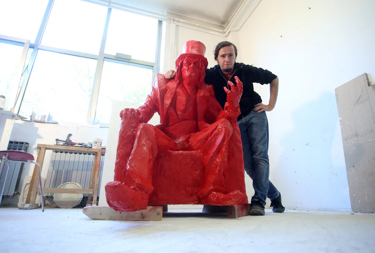 Tomislav Hršak, autor kipa Dine Dvornika koji će biti postavljen u dvorištu Beertije