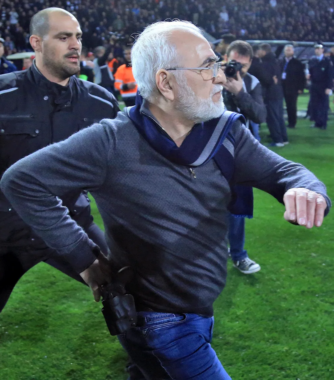 Kaos u Grčkoj: vlasnik PAOK-a pištoljem prijetio sucu, vlada prekinula prvenstvo!