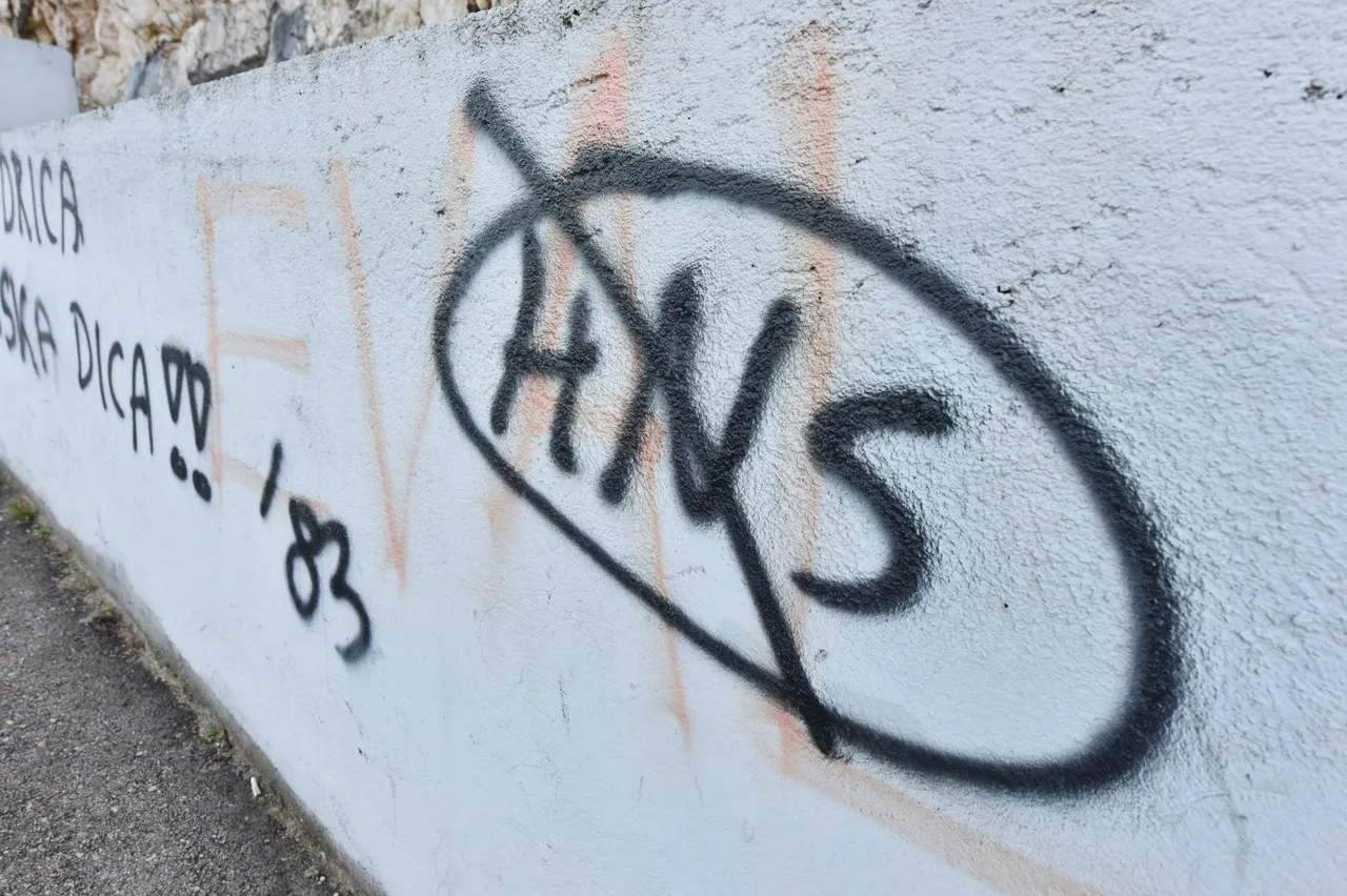 Grad Šibenik prepun je grafita protiv Hrvatskog nogometnoga saveza: građani poslali jasnu poruku