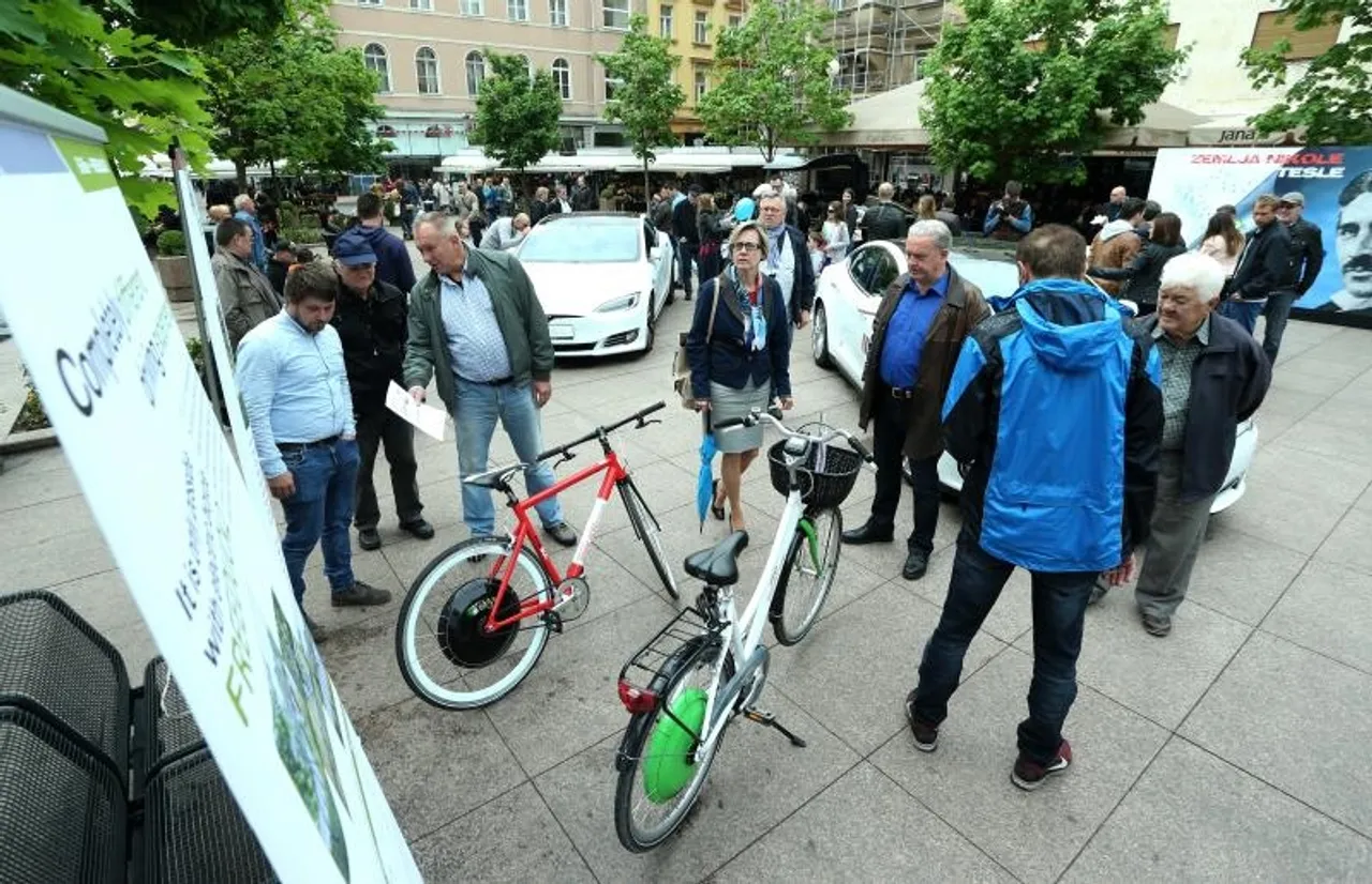 Cvjetni trg, Zagreb, električni automobil, bicikl, skuter