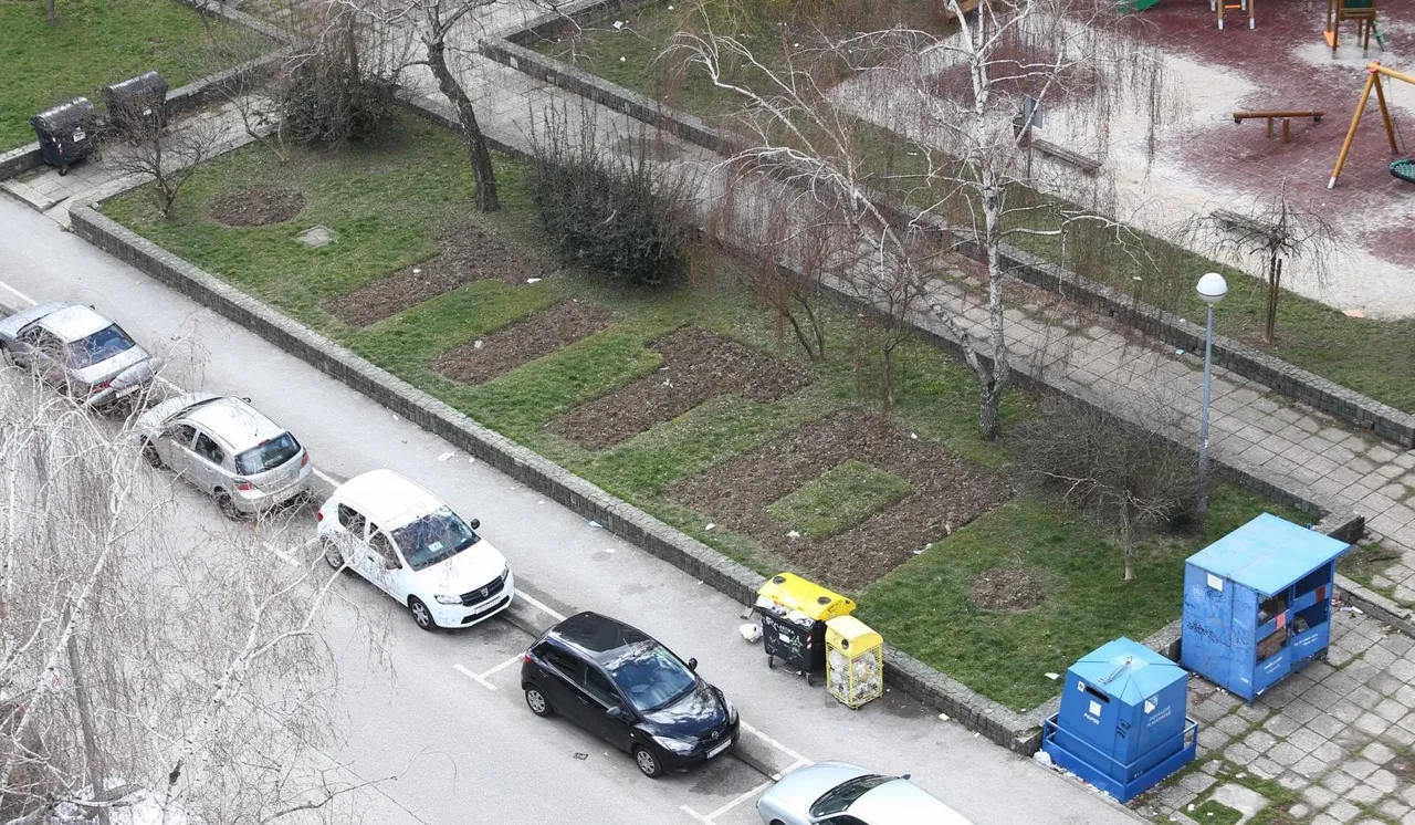 U središtu Zagreba netko od stanara održava zelenu površinu tako da tvori natpis 'TITO'