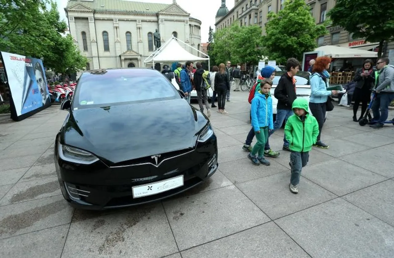 Cvjetni trg, Zagreb, električni automobil, bicikl, skuter