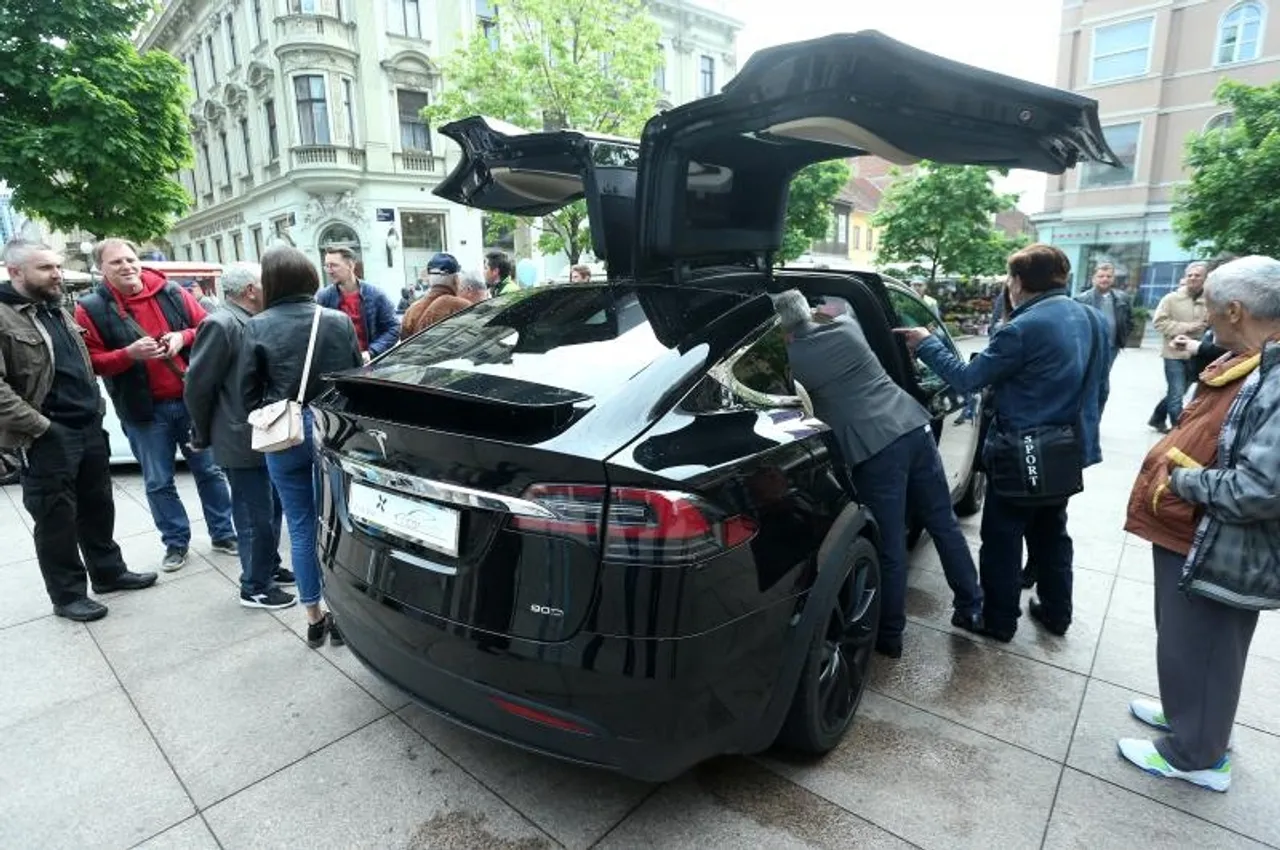 Cvjetni trg, Zagreb, električni automobil, bicikl, skuter