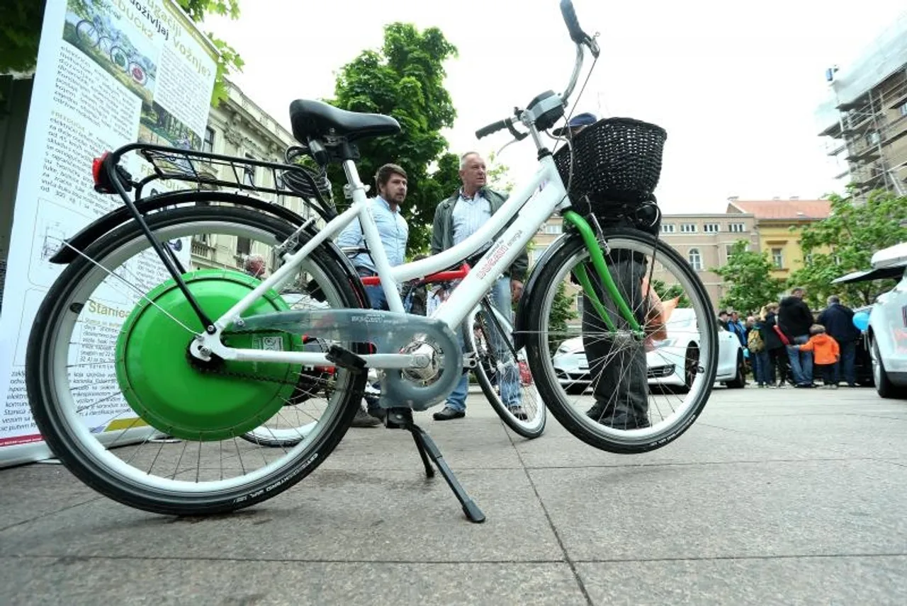 Cvjetni trg, Zagreb, električni automobil, bicikl, skuter