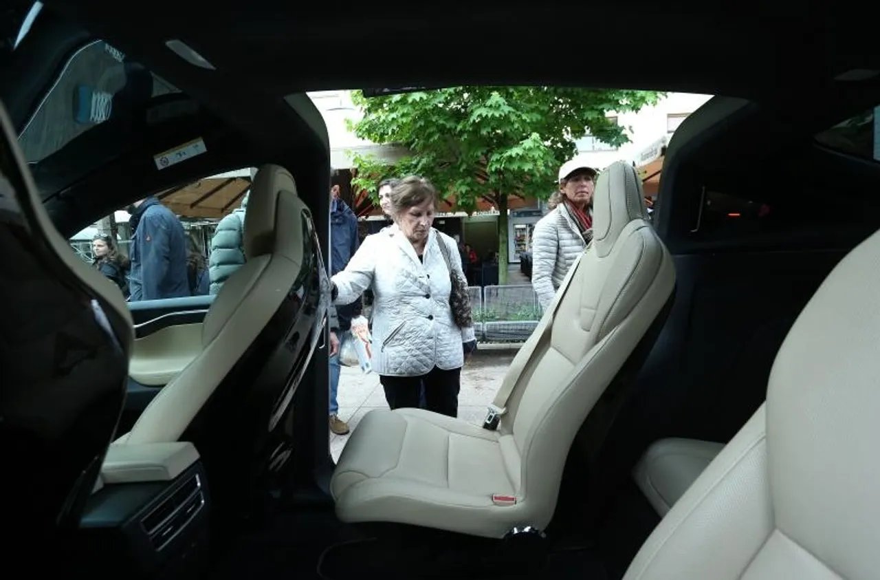 Cvjetni trg, Zagreb, električni automobil, bicikl, skuter