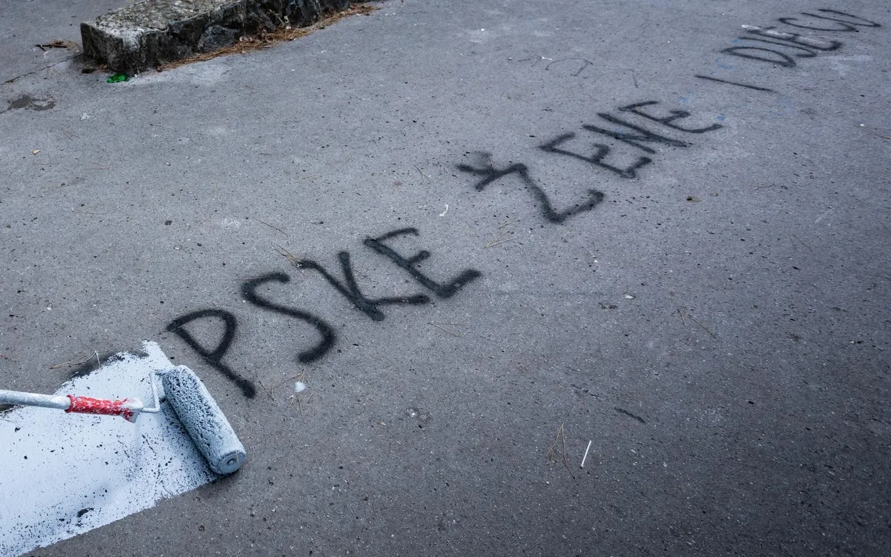 Sramota! Na biračkom mjestu u Splitu osvanuo odvratan protusrpski grafit