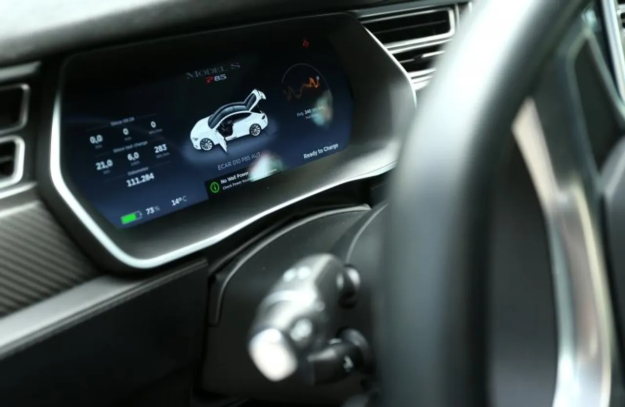 Cvjetni trg, Zagreb, električni automobil, bicikl, skuter