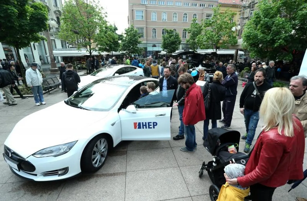 Cvjetni trg, Zagreb, električni automobil, bicikl, skuter