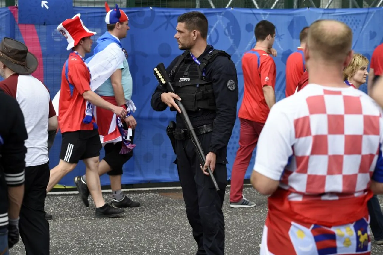 FBL-EURO-2016-MATCH20-CZE-CRO-FANS-SECURITY