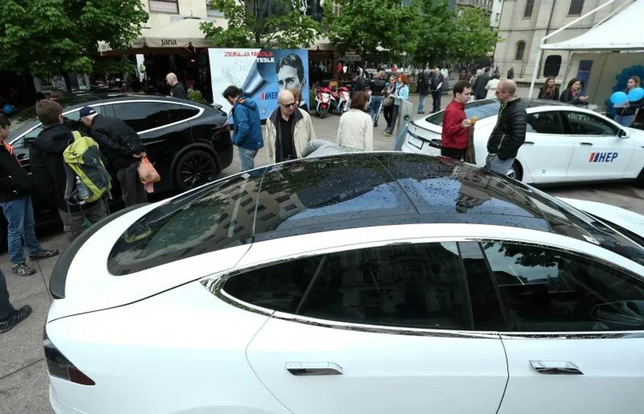 Cvjetni trg, Zagreb, električni automobil, bicikl, skuter