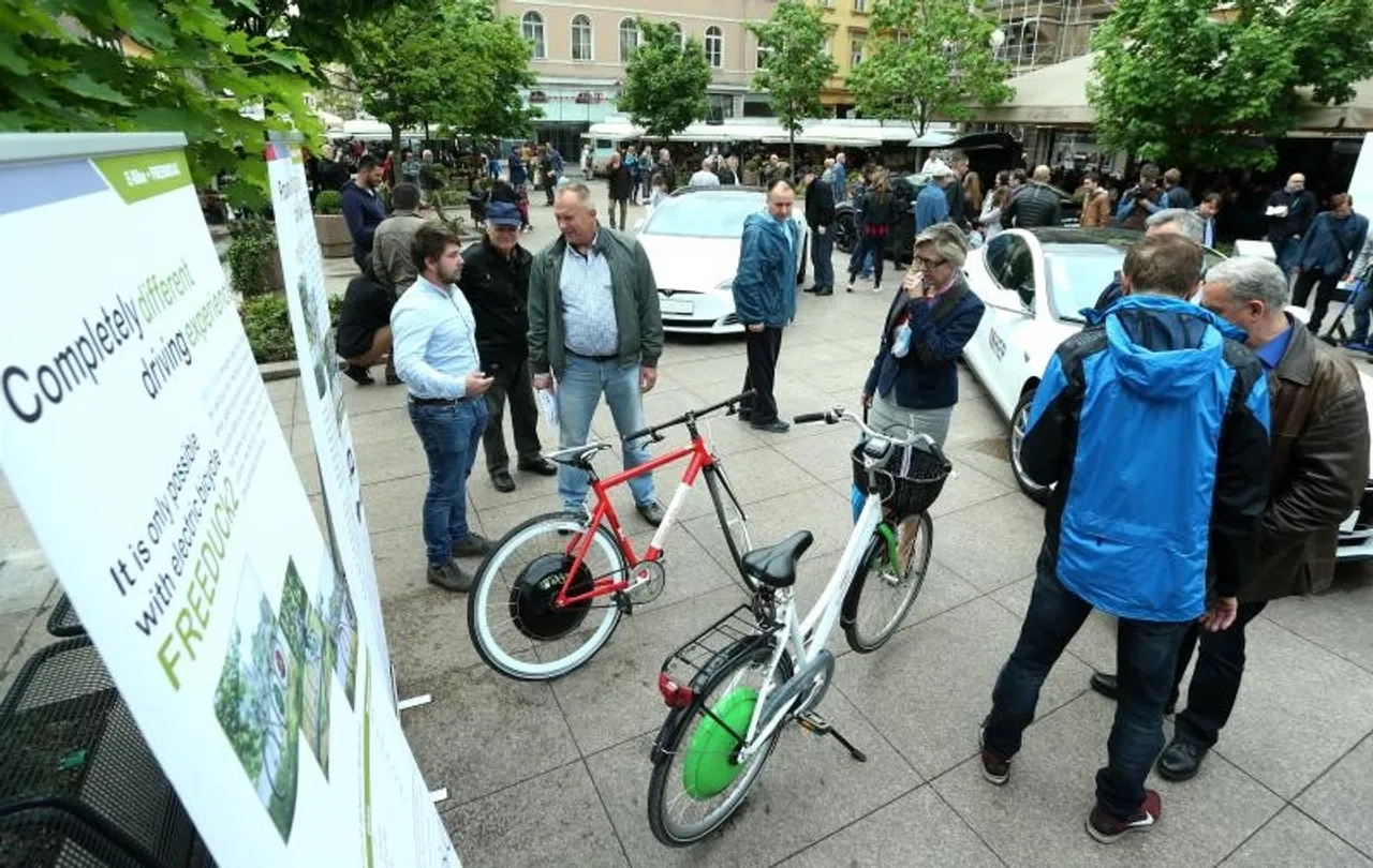 Cvjetni trg, Zagreb, električni automobil, bicikl, skuter
