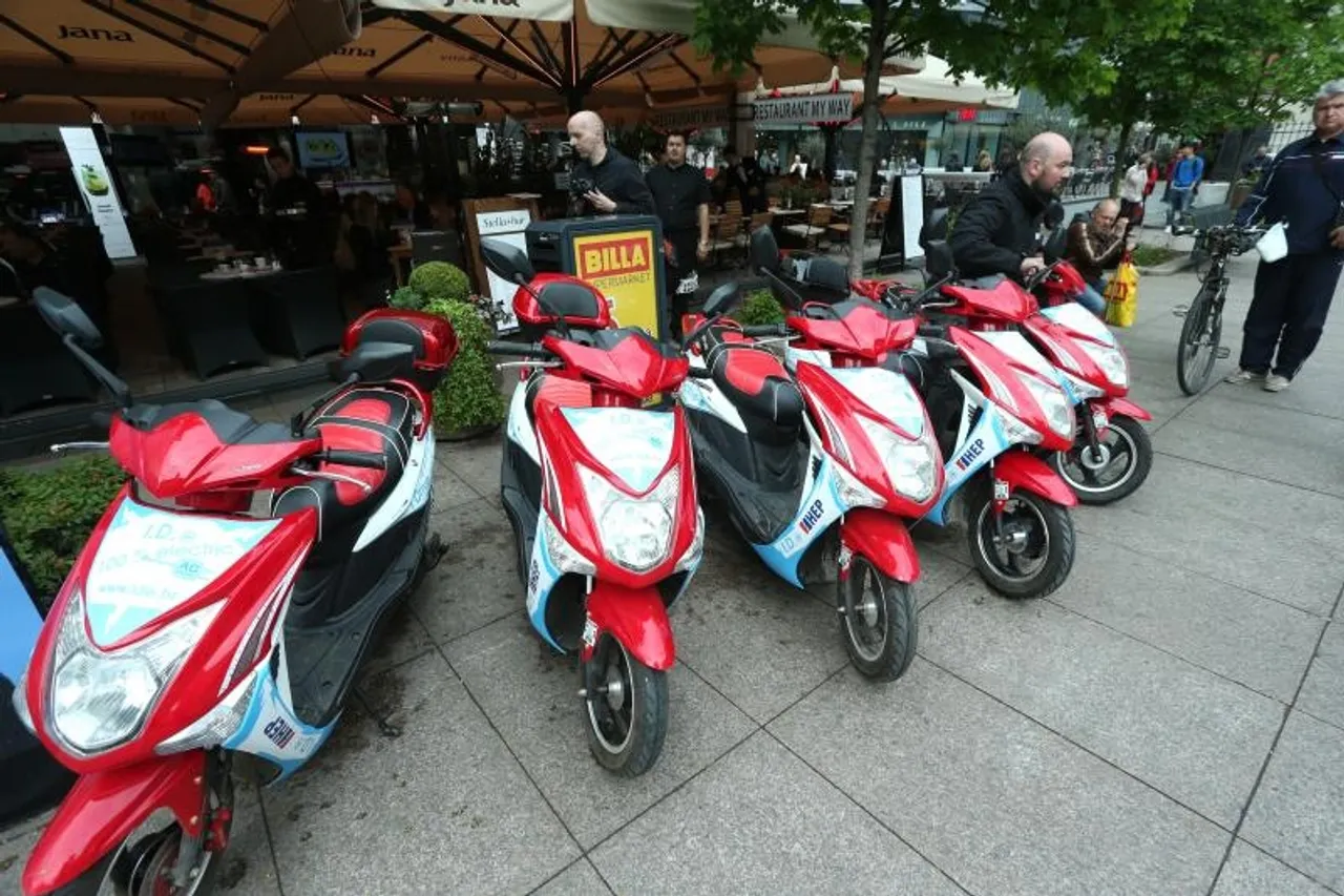 Cvjetni trg, Zagreb, električni automobil, bicikl, skuter
