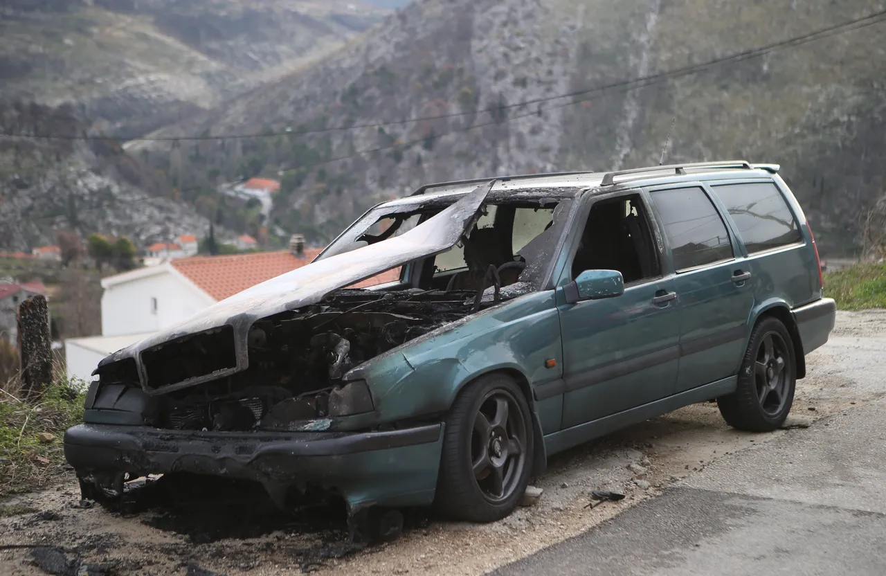 Vatrena buktinja u Žrnovnici: Tijekom noći izgorio osobni automobil Volvo