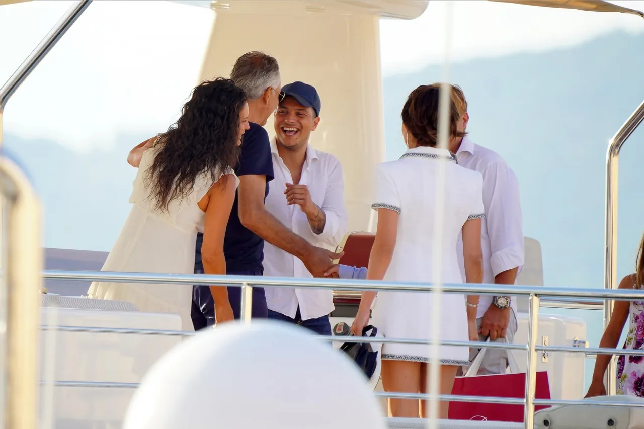 Andrea Bocelli et sa mere sur un bateau au large de St Tropez. Eliot