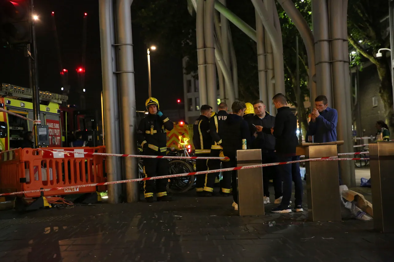 Šestero ljudi ozlijeđeno u nekoliko napada kiselinom u području oko jednog trgovačkog centra u Londonu