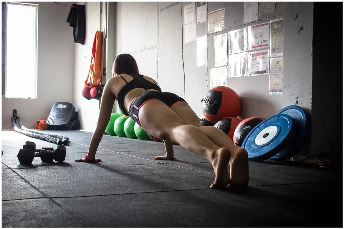 Što se događa tvome tijelu ako svakodnevno radiš plank?