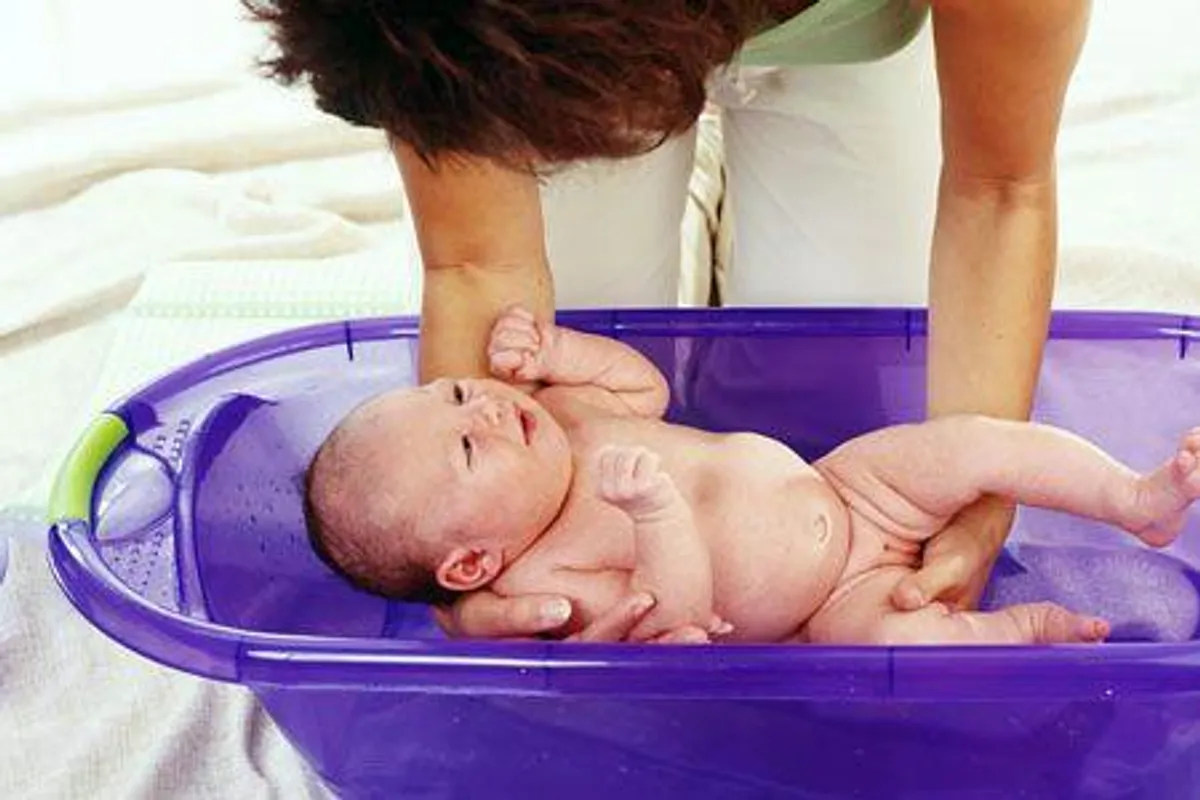 Половые органы новорожденного мальчика. Купание младенца. Новорожденный ребенок голенький. Купание новорожденного мальчика. Гигиена новорожденного мальчика.
