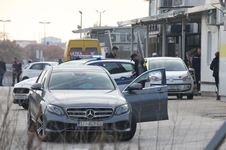 Ovo je Mercedes u kojem je iz automatske puške ubijen poduzetnik u Vodicama