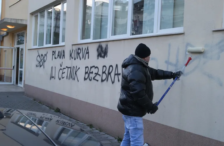 Pod okriljem noći: Na jednom biračkom mjestu u Splitu osvanuo grafit nepremijerenog sadržaja
