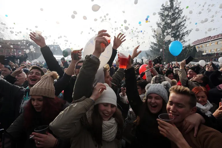 Fužine: Nekoliko tisuća okupljenih dočekalo Novu godinu u podne