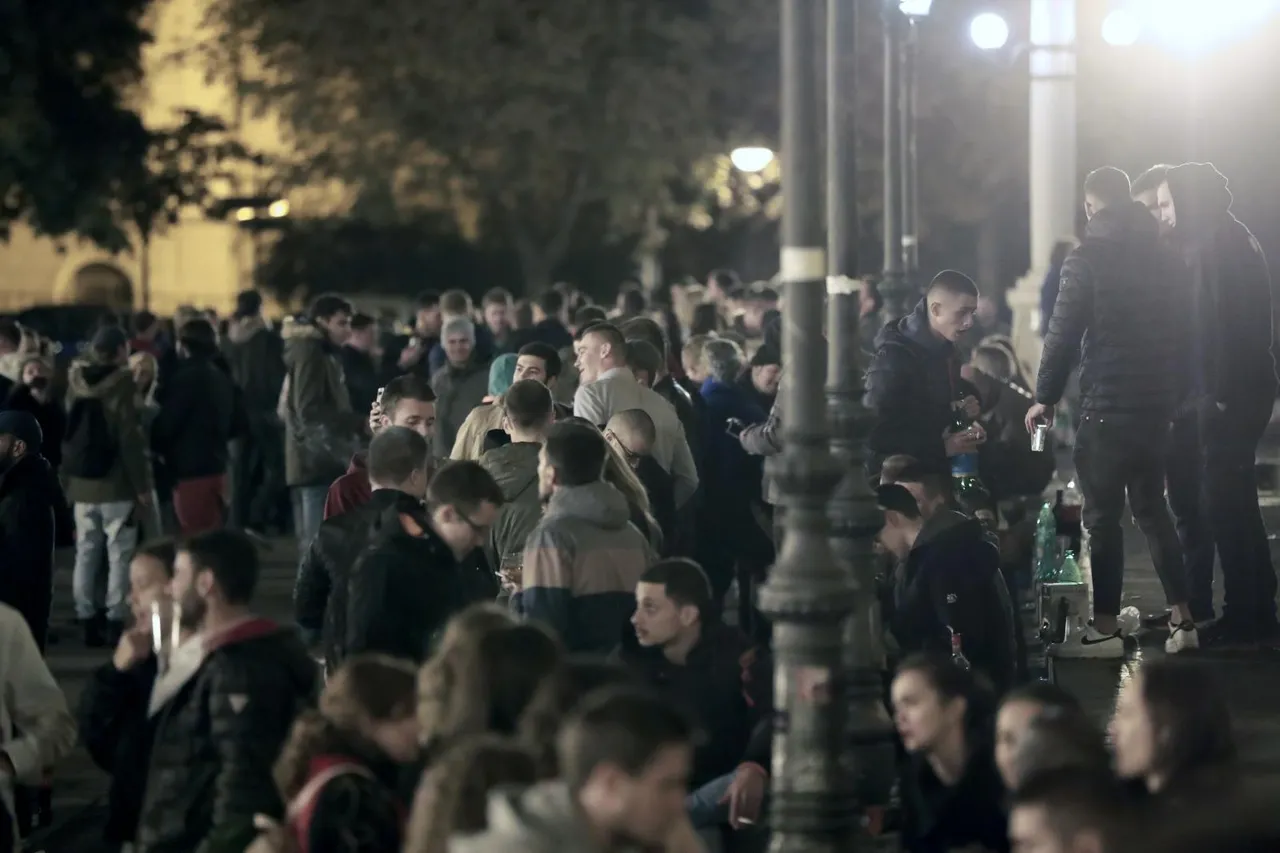 Zagreb: Plato ispred HNK-a proteklih mjeseci postalo je najpopularnije okupljalište mladih
