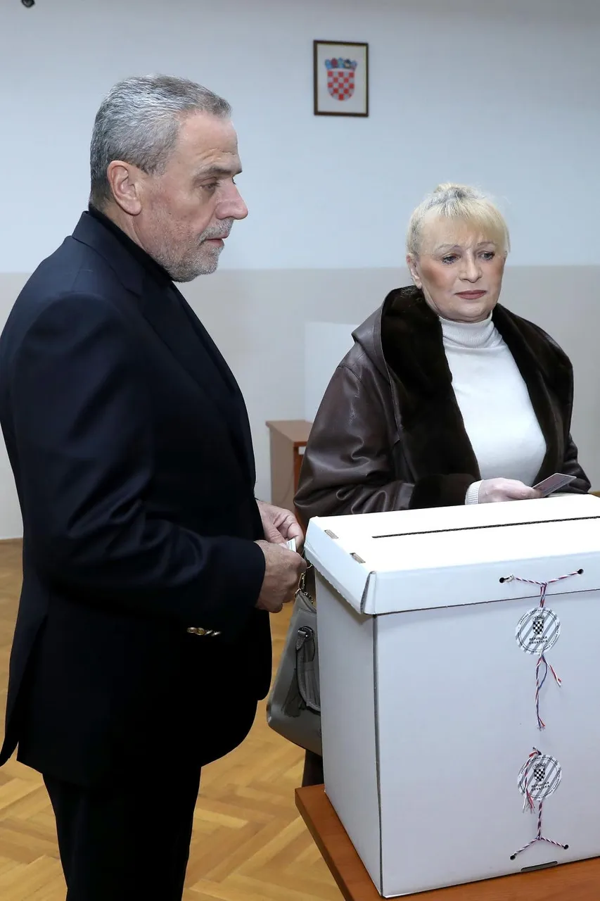 Zagreb: Milan Bandić u društvu supruge Vesne i psa Rudija glasovao na izborima
