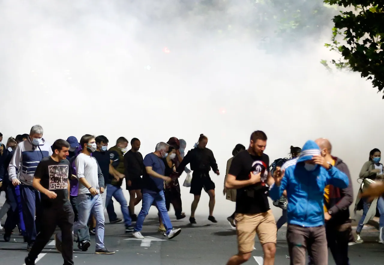 U središtu Beograda izbili su sukobi policije i prosvjednika koji su se okupili ispred skupštine Srbije nakon što je srbijanski šef države Aleksandar Vučić u utorak najavio ponovno uvođenje policijskog sata zbog pogoršane epidemiološke situacije.