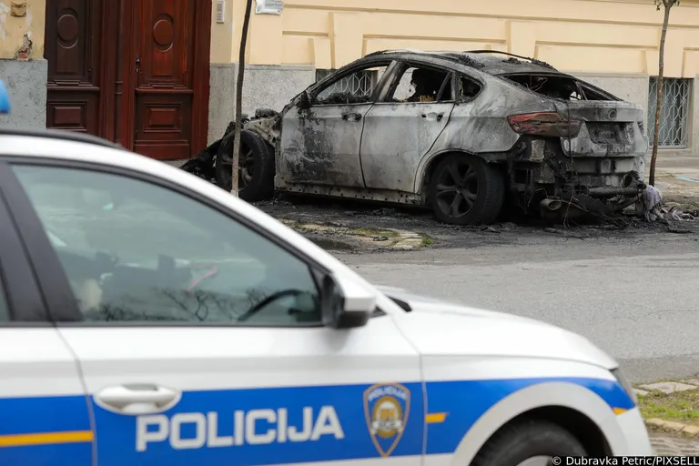 U Osijeku se zapalio automobil (1).jpg