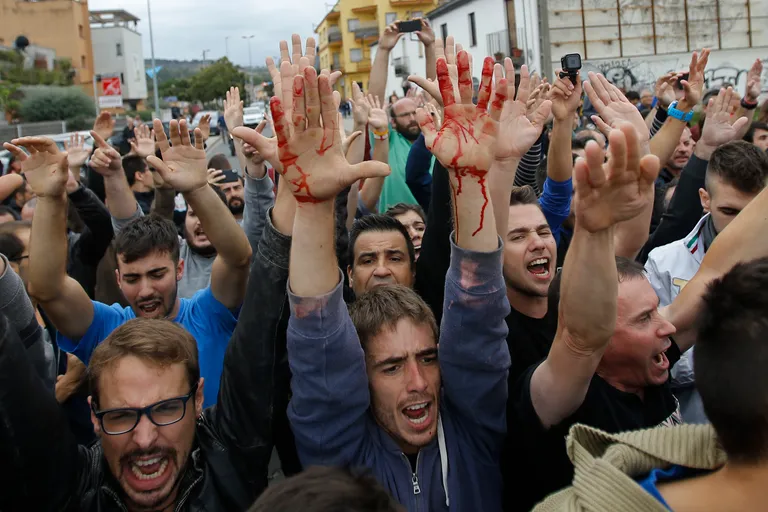 Referendum u Kataloniji kroz veliku fotogaleriju: bilo je i krvi, i suza, i slavlja - broj ozlijeđenih popeo se na 844