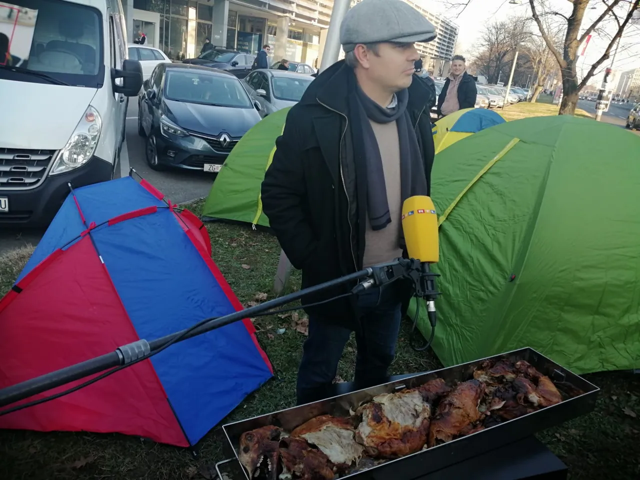 Juričan je najavio da će ispred Holdinga biti cijelu noć.