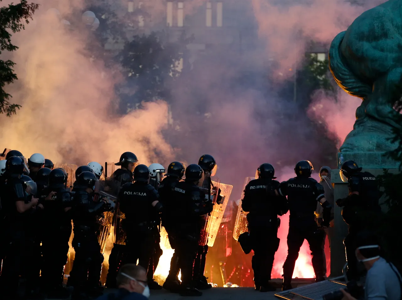 Još jedna burna noć u Beogradu: Policija nakon šest sati sukoba razbila demonstracije, ozlijeđeni i novinari