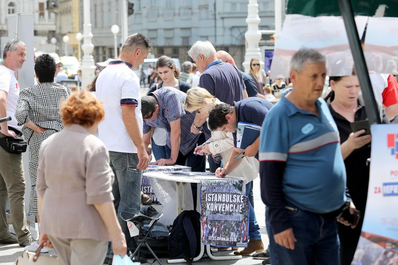 Građani daju potpise za referendum o izbornom sustavu i otkazivanju Istanbulske konvencije