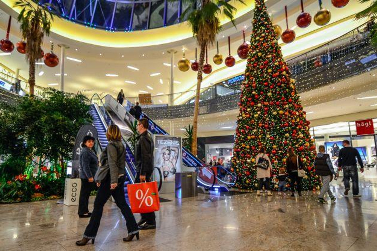 Izložba Designer Christmas Trees u Westgateu Žena.hr
