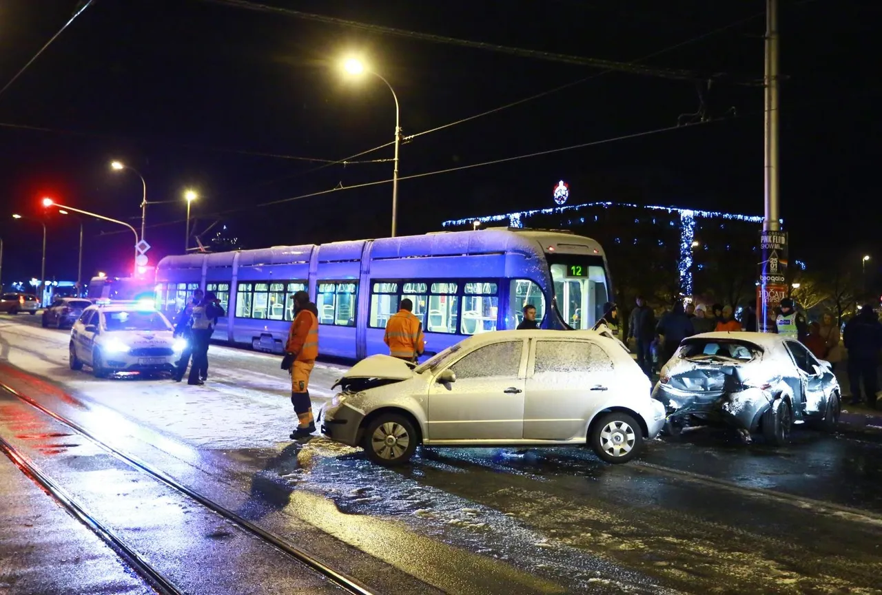 Sudarili se dva tramvaja i dva automobila kod Ravnica
