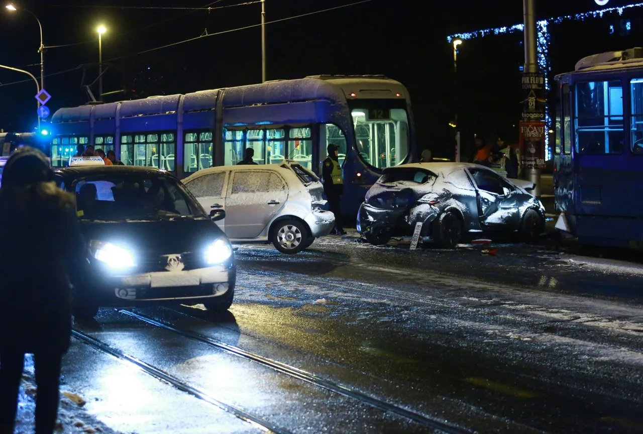 Sudarili se dva tramvaja i dva automobila kod Ravnica