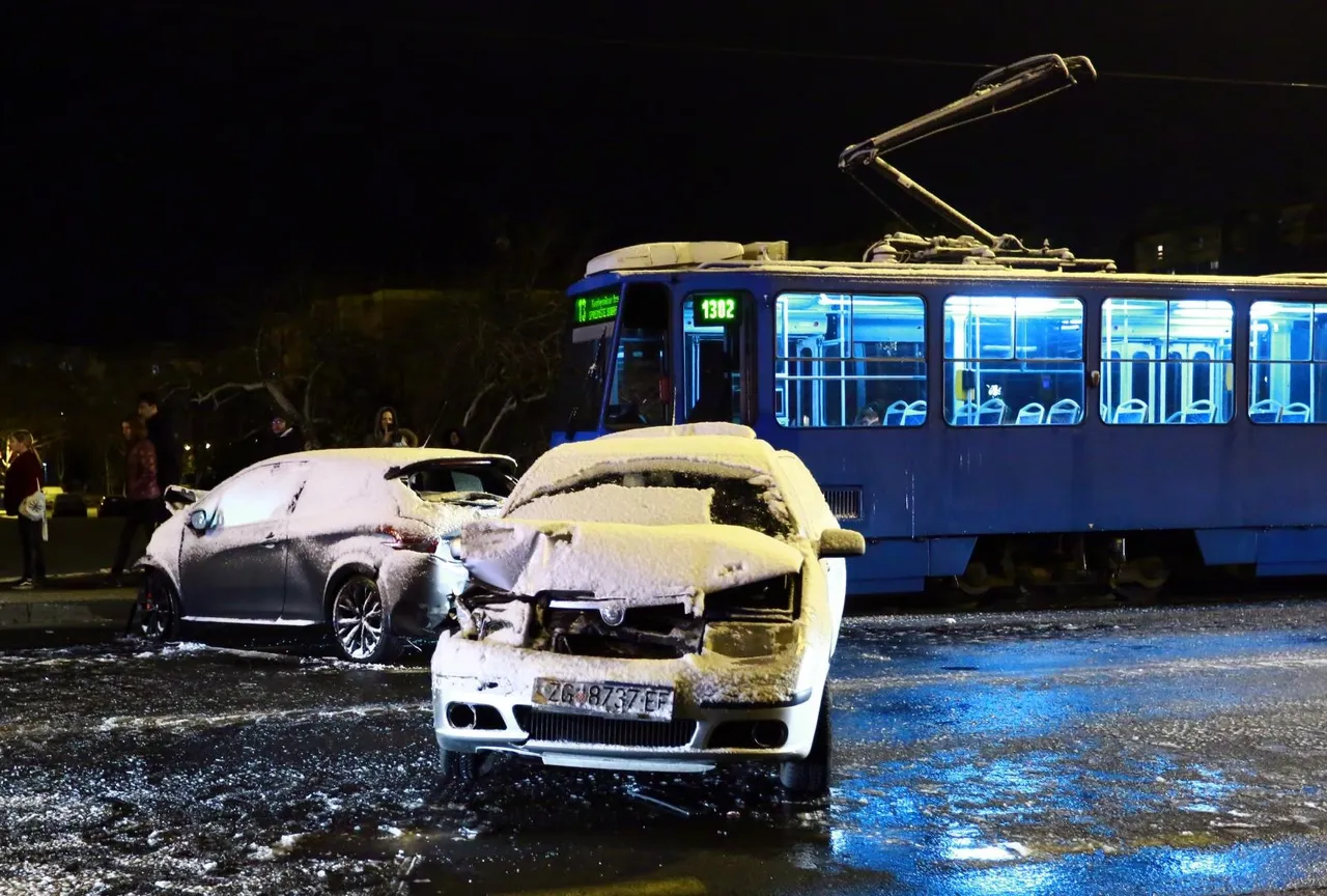 Sudarili se dva tramvaja i dva automobila kod Ravnica