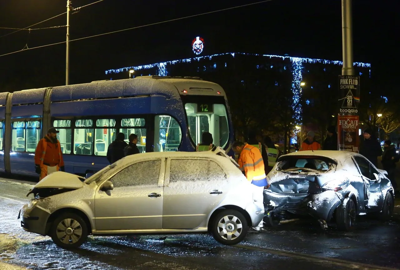 Sudarili se dva tramvaja i dva automobila kod Ravnica