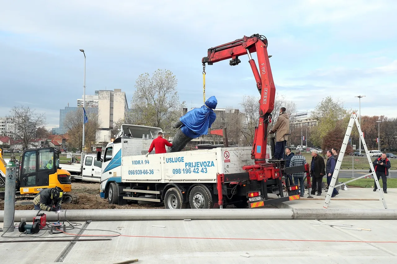 Zagreb: Postavljanje kipa Franje Tudjmana na križanju Vukovarske i Hrvatske bratske zajednice
